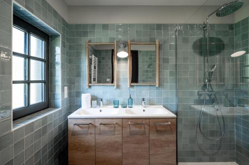 une salle de bain avec un lavabo et une douche dans l'établissement Maison Marie-Lys, à Uza