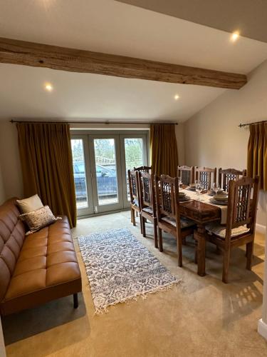 O zonă de relaxare la PRIVATE LUXURY Barn Stay with Hot Tub and OUTDOOR ENTERTAINMENT, YORKSHIRE DALES SLEEPS 10!