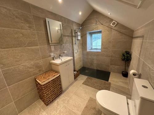O baie la PRIVATE LUXURY Barn Stay with Hot Tub and OUTDOOR ENTERTAINMENT, YORKSHIRE DALES SLEEPS 10!