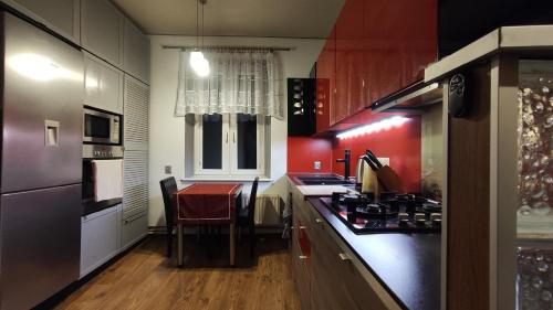 Η κουζίνα ή μικρή κουζίνα στο Apartament 500 metrów od wjazdu na A4