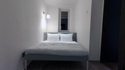 Ένα ή περισσότερα κρεβάτια σε δωμάτιο στο Apartament 500 metrów od wjazdu na A4