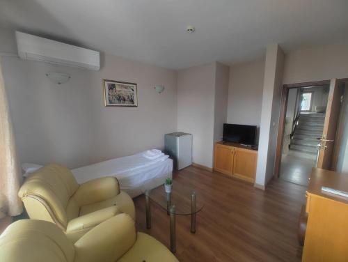 uma sala de estar com um sofá e uma televisão em Olympic Guest House with Free Parking em Velingrad