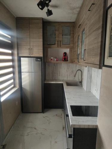 Η κουζίνα ή μικρή κουζίνα στο Olympic Guest House with Free Parking