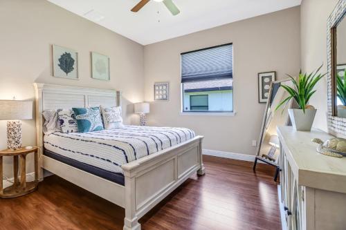 Ένα ή περισσότερα κρεβάτια σε δωμάτιο στο Sunset Cove Marina Gateway-Heated Pool, Spacious, Walk to Dining,Shops,Marina