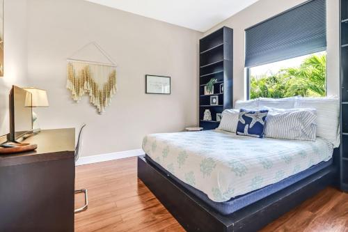 Ένα ή περισσότερα κρεβάτια σε δωμάτιο στο Sunset Cove Marina Gateway-Heated Pool, Spacious, Walk to Dining,Shops,Marina