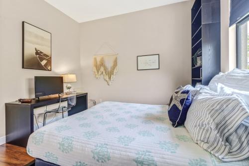 Ένα ή περισσότερα κρεβάτια σε δωμάτιο στο Sunset Cove Marina Gateway-Heated Pool, Spacious, Walk to Dining,Shops,Marina