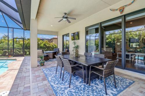 Πισίνα στο ή κοντά στο Sunset Cove Marina Gateway-Heated Pool, Spacious, Walk to Dining,Shops,Marina
