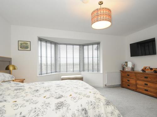 una camera da letto con un letto e una grande finestra di Jays Nest a Launceston