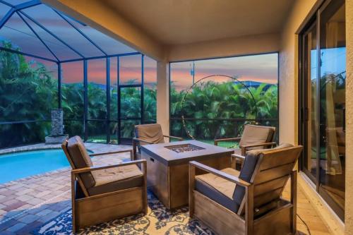 Πισίνα στο ή κοντά στο Sunset Cove Marina Gateway-Heated Pool, Spacious, Walk to Dining,Shops,Marina