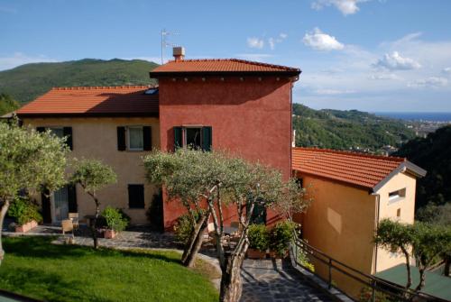 ein Haus auf einem Hügel mit Aussicht in der Unterkunft Villa Paggi Country House in Carasco