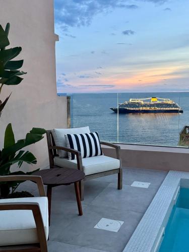 THE BOAT HOUSE Sea Front and Private Pool