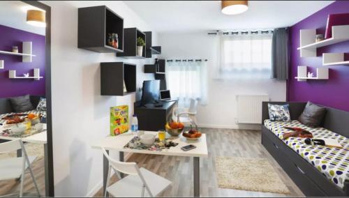 un salon avec un canapé et une table dans l'établissement Studio moderne et privé, à Roubaix