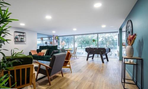 - un salon avec un canapé et un billard dans l'établissement Studio moderne et privé, à Roubaix