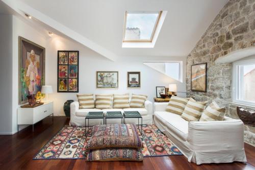 Bright and Modern Loft Near the City Walls