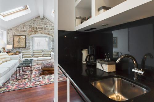 Bright and Modern Loft Near the City Walls
