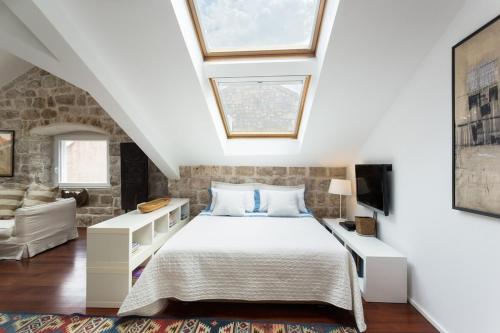 Bright and Modern Loft Near the City Walls