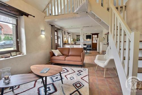 un salon avec un canapé et un escalier dans l'établissement Domaine de la motte, à Plourhan