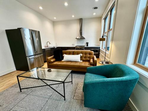 un salon avec un canapé et une table dans l'établissement Condo B - Gallery Suite - Downtown Marion, à Warren