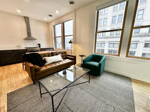 un salon avec un canapé et une chaise dans l'établissement Condo B - Gallery Suite - Downtown Marion, à Warren