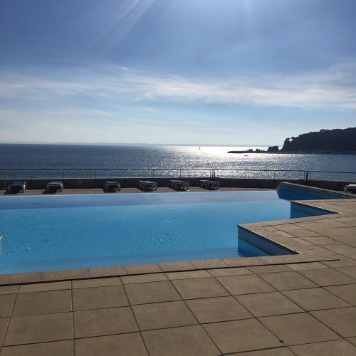 une piscine avec vue sur l'océan dans l'établissement Ti Cap - plage à pieds - Piscine, à Crozon