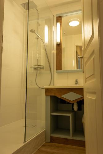 une salle de bain avec douche et lavabo dans l'établissement Ti Cap - plage à pieds - Piscine, à Crozon