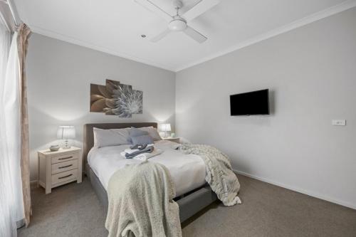 Katil atau katil-katil dalam bilik di Stylish Home 4mins drive to Sovereign Hill & Lake Wendouree with Free Parking