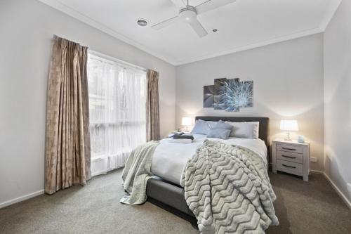 Katil atau katil-katil dalam bilik di Stylish Home 4mins drive to Sovereign Hill & Lake Wendouree with Free Parking