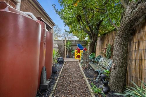 Taman di luar Stylish Home 4mins drive to Sovereign Hill & Lake Wendouree with Free Parking