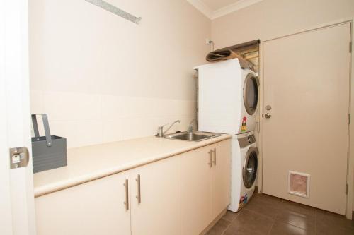 Dapur atau dapur kecil di Stylish Home 4mins drive to Sovereign Hill & Lake Wendouree with Free Parking
