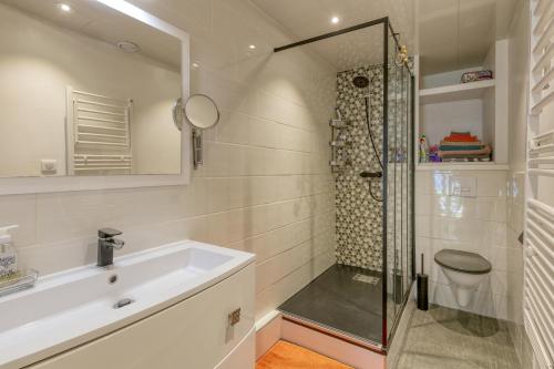 une salle de bain avec une douche, un lavabo et des toilettes dans l'établissement Appart-terrasse , 80m de la plage Benoît, La BAULE, à La Baule