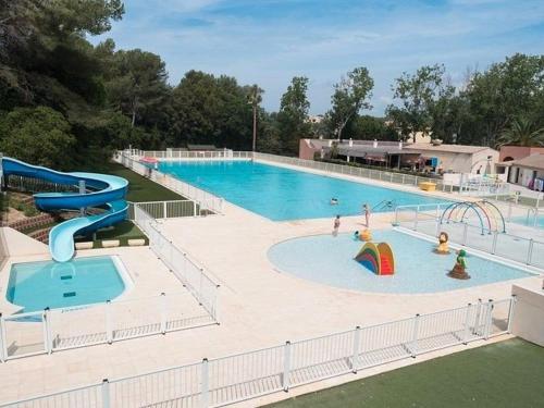 une grande piscine avec toboggan et un parc aquatique dans l'établissement Appartement T2 avec Wi-Fi et parking à 200 m des plages - FR-1-316-342, à Six-Fours-les-Plages