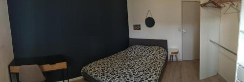 - une chambre avec un lit dans un mur bleu dans l'établissement Parenthèse salée en Côte d'Armor, à Saint-Brieuc