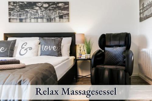 Un pat sau paturi într-o cameră la Relax-Apartment Biberach - Relax Massagesessel - Smart-TV 85 Zoll - voll ausgestattete Küche - High-Speed Internet - Arbeitsplatz mit Curved Monitor