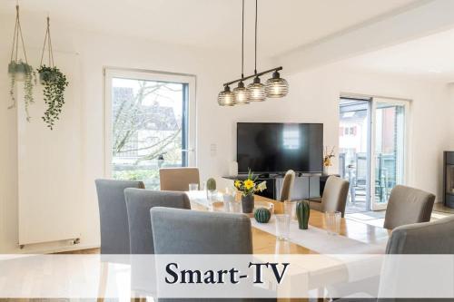 Televisyen dan/atau pusat hiburan di RelaxApartment für bis zu 8 Gäste, Familienfreundlich, mit viel Platz und Garten