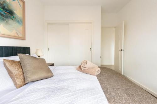 Ένα ή περισσότερα κρεβάτια σε δωμάτιο στο Cozy Home 2mins walk to Rye Beach with Parking and Fast Internet
