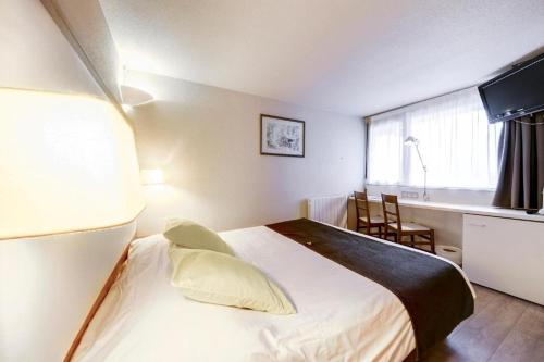 Postel nebo postele na pokoji v ubytování Brit Hotel Confort Nancy Lunéville