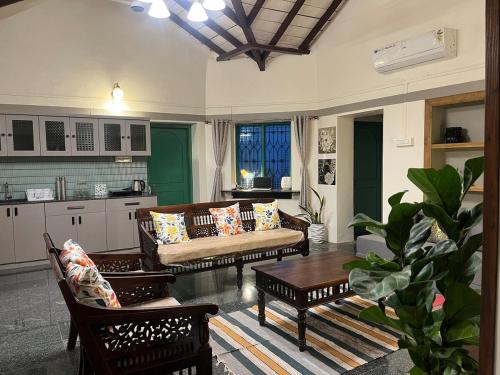 AnkolaにあるVilla Aayra - Premium cozy stay - 2BHK AC Villaのソファとテーブルのあるリビングルーム