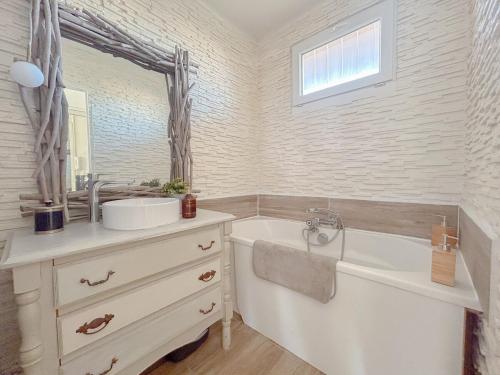 Photo de la galerie de l'établissement Ile d'or Appartement spacieux et confortable à 100m de la mer, à Fréjus