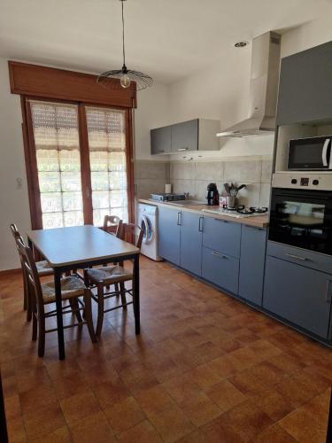 une cuisine avec une table et des chaises dans une cuisine dans l'établissement Chez Maryse, à Hyères