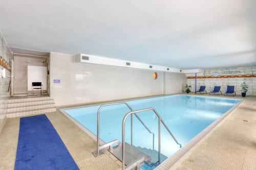 Kolam renang di atau dekat dengan Relax-Apartment mit Indoor-Pool, Fitness und Netflix am Bodensee