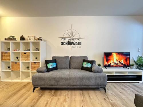 Χώρος καθιστικού στο RelaxApartments BLACK FOREST EMOTION mit Sonnenbalkon mit Blick auf den Kurpark, schnelles Internet, Nähe Triberger Wasserfälle, für bis zu 2 Personen