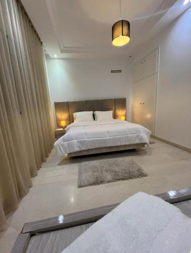 a bedroom with a large bed in a room at Charmant appartement à Tunis ! in Tunis