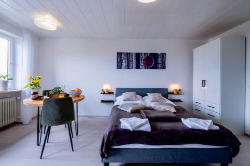 Postel nebo postele na pokoji v ubytování RelaxApartments BLACK FOREST NATURE mit beheiztem Indoor-Pool und Sauna - Sonnenbalkon mit Blick ins Grüne, schnelles Internet, Nähe Triberger Wasserfälle, für bis zu 2 Personen