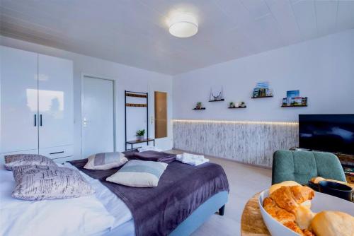 Postel nebo postele na pokoji v ubytování RelaxApartments BLACK FOREST NATURE mit beheiztem Indoor-Pool und Sauna - Sonnenbalkon mit Blick ins Grüne, schnelles Internet, Nähe Triberger Wasserfälle, für bis zu 2 Personen