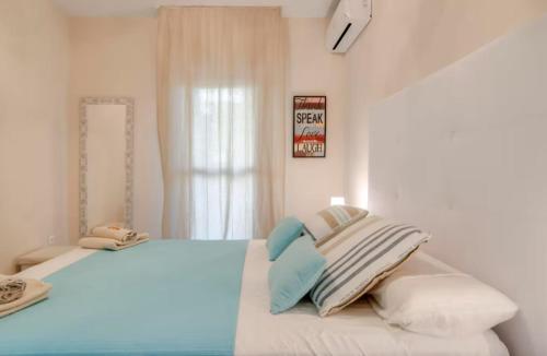 Postel nebo postele na pokoji v ubytování BENALBEACH Ocean Front Apartment 1BDR NEW!