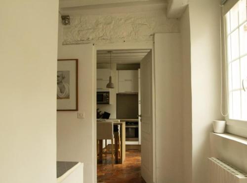Cette chambre comprend une cuisine et une salle à manger. dans l'établissement Loft parisien au coeur du marais, à Paris