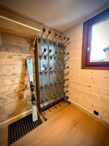 - un dressing avec un cadenas de hockey dans un mur dans l'établissement Chalet Valentine, à Les Deux Alpes