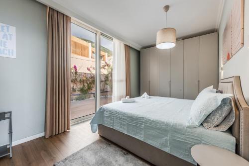 Postel nebo postele na pokoji v ubytování Sunny Coastal Getaway Green Coast