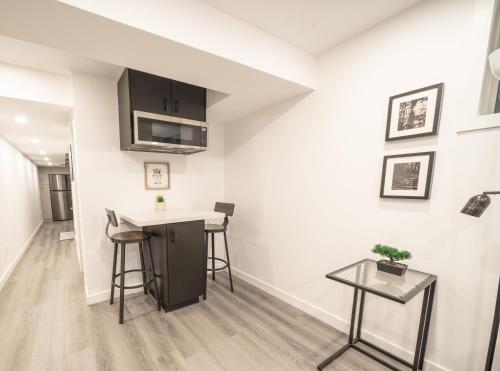 Μια τηλεόραση ή/και κέντρο ψυχαγωγίας στο Luxurious 2 Bed Apartment in Downtown Cambridge