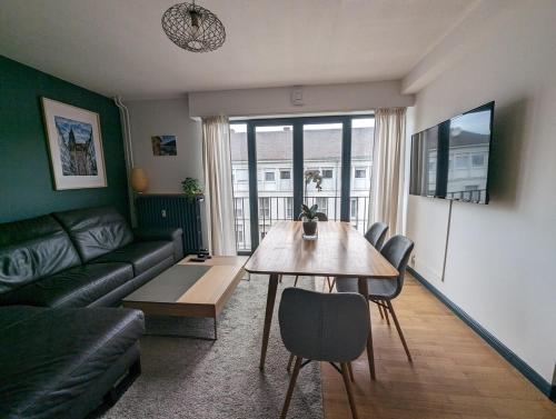 - un salon avec une table, un canapé et une table dans l'établissement Beautiful 3-room apartment with Cathedral view, à Strasbourg
